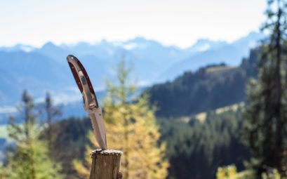 Le couteau de randonnée est l'équipement indispensable à glisser dans son sac à dos de randonnée