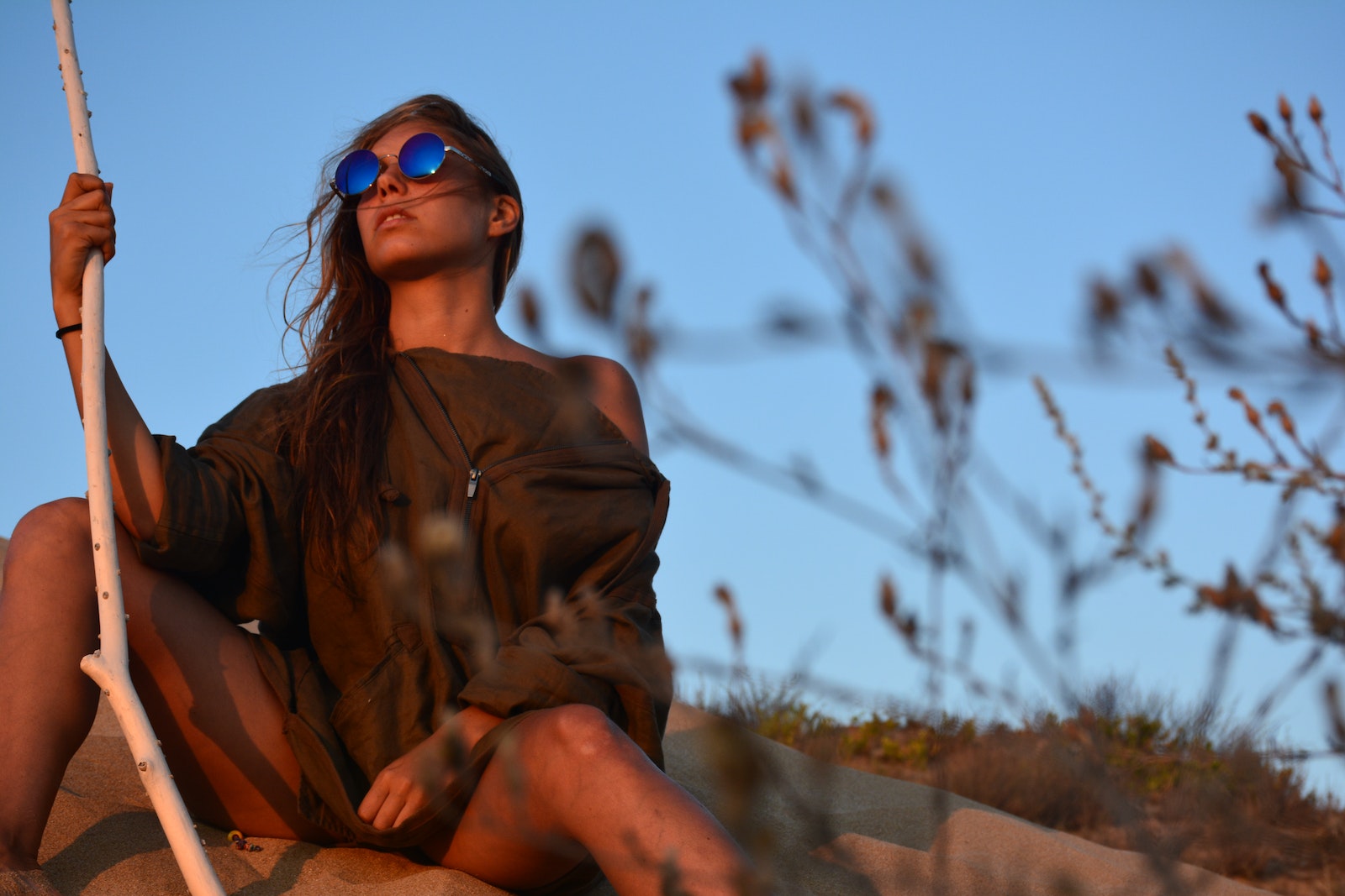 femme avec des lunettes de soleil