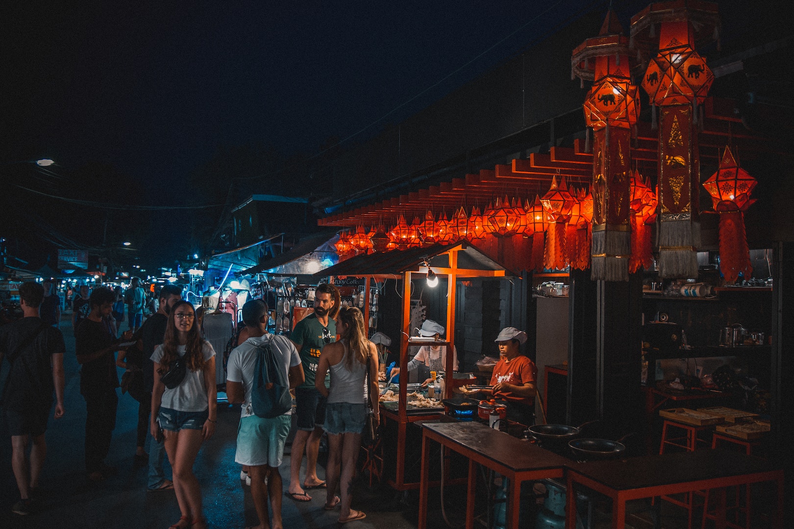 Les marchés nocturnes en Thaïlande constituent un moment incontournable de ton voyage.