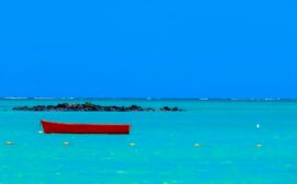 un bateau rouge dans les eaux magnifiques de Maurice