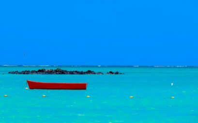 un bateau rouge dans les eaux magnifiques de Maurice