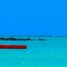 un bateau rouge dans les eaux magnifiques de Maurice