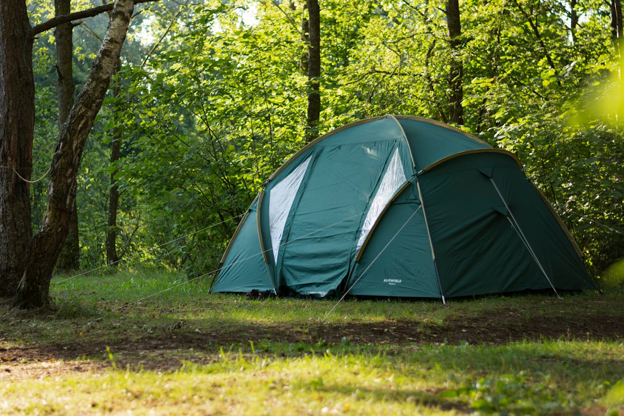 Comment préparer une randonnée avec bivouac en Bretagne sans improviser sa nuit
