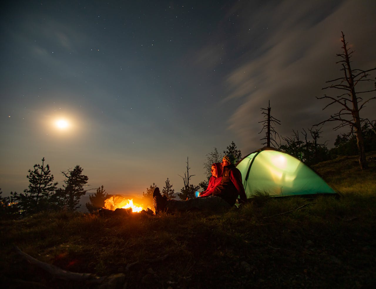 Comment préparer une randonnée avec bivouac en Bretagne sans improviser sa nuit