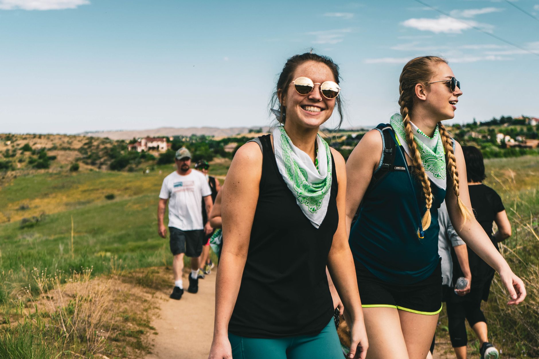 Randonneurs portant bandanas et chapeaux par temps ensoleille