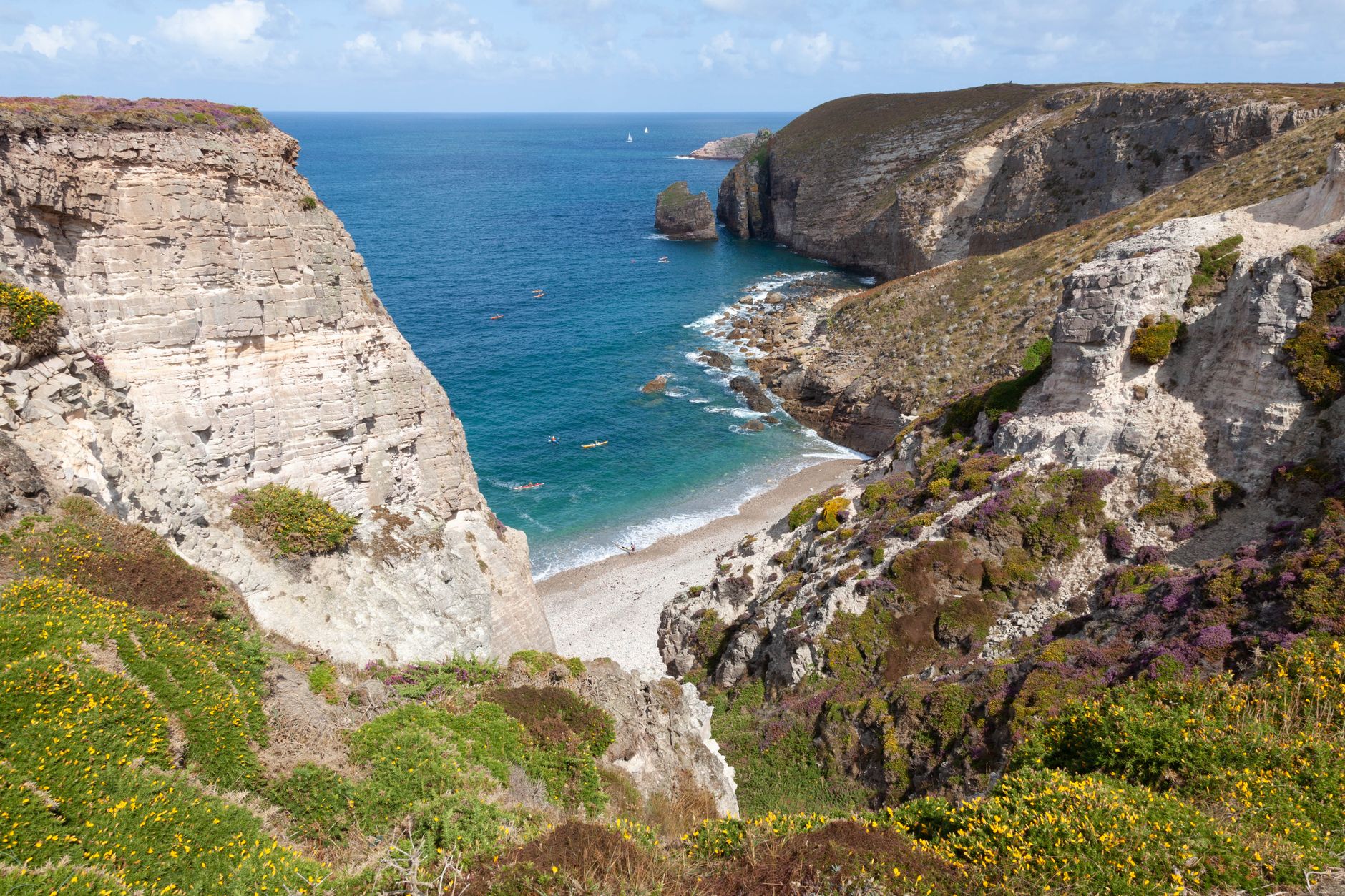 Cote rocheuse bretonne en plein soleil