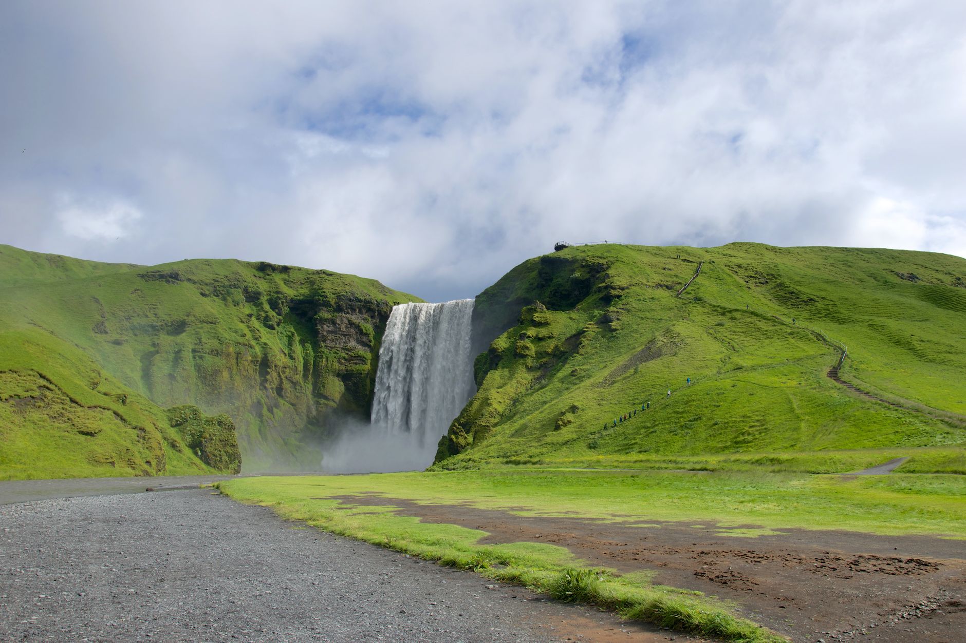 Cascade de Skógafoss dans un paysage verdoyant d'Islande