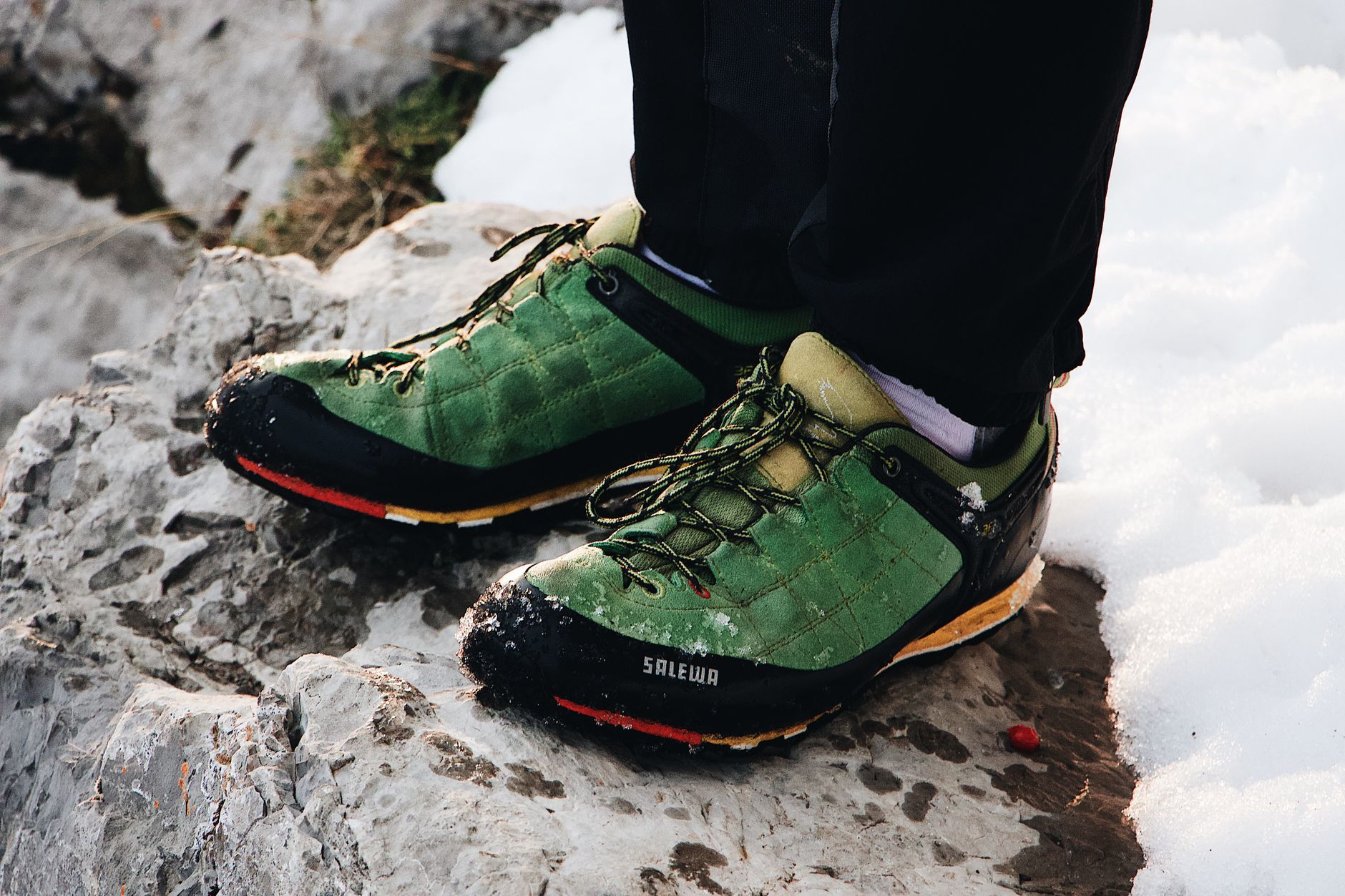 Chaussures de randonnée basses sur un terrain rocheux