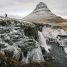 Randonneur marchant devant la montagne Kirkjufell givrée en Islande