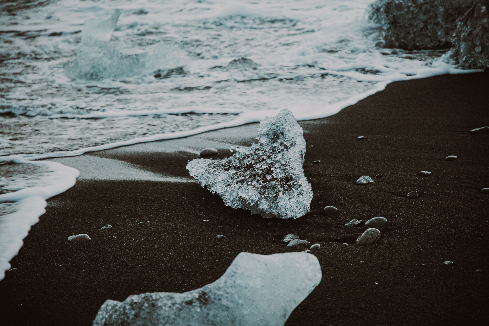 Blocs de glace échoués sur la plage de sable noir de Diamond Beach en Islande