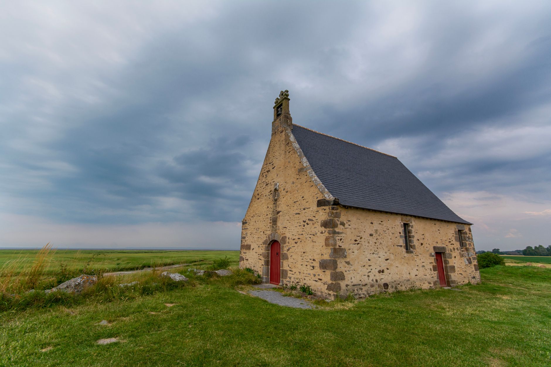 Petite église de pierre isolée dans les champs de Bretagne