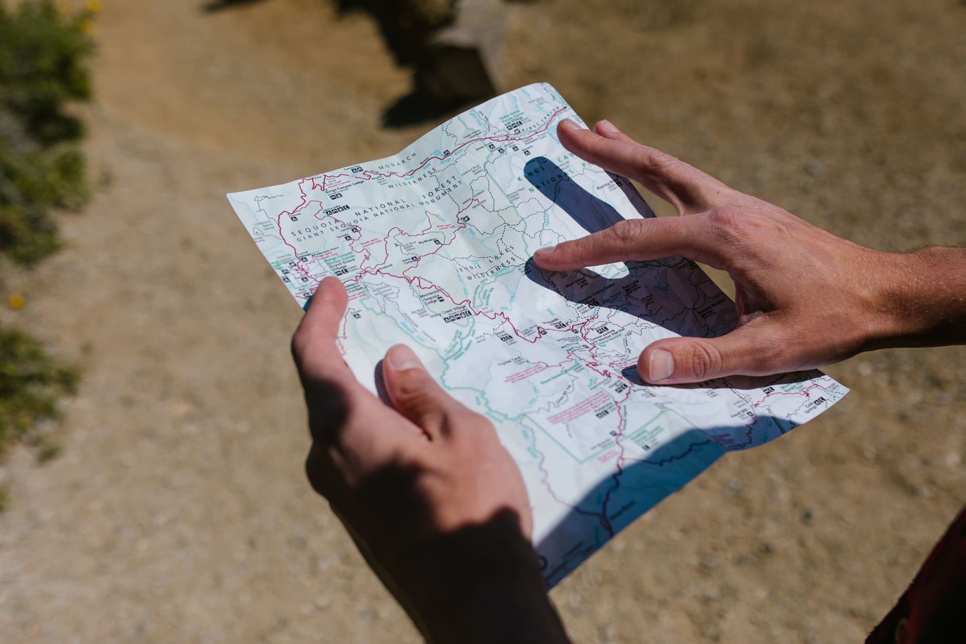 Mains tenant une carte de randonnee en plein air