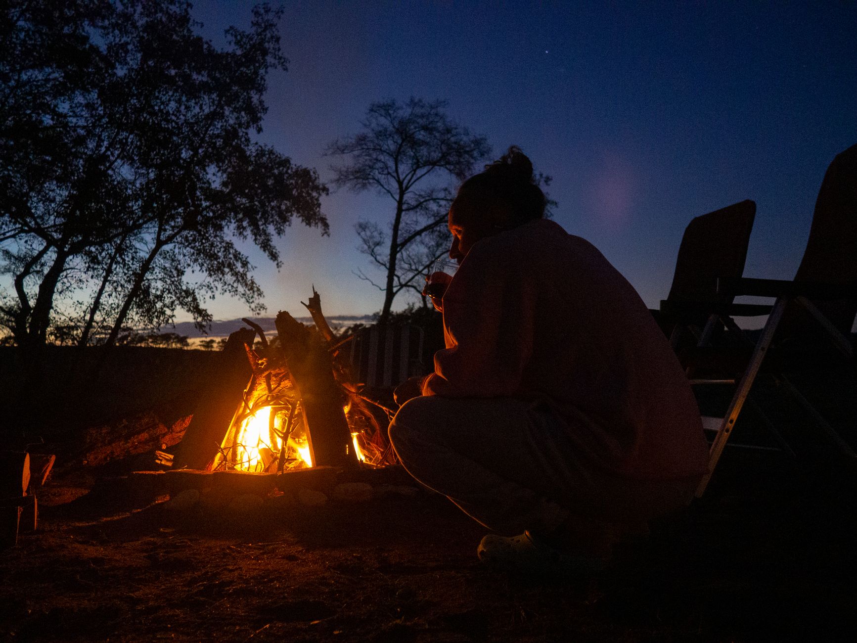 Foyer de camp allume la nuit, illustration pour la section feu du kit de survie