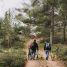 Couple se promenant avec leurs chiens sur un sentier forestier en Bretagne