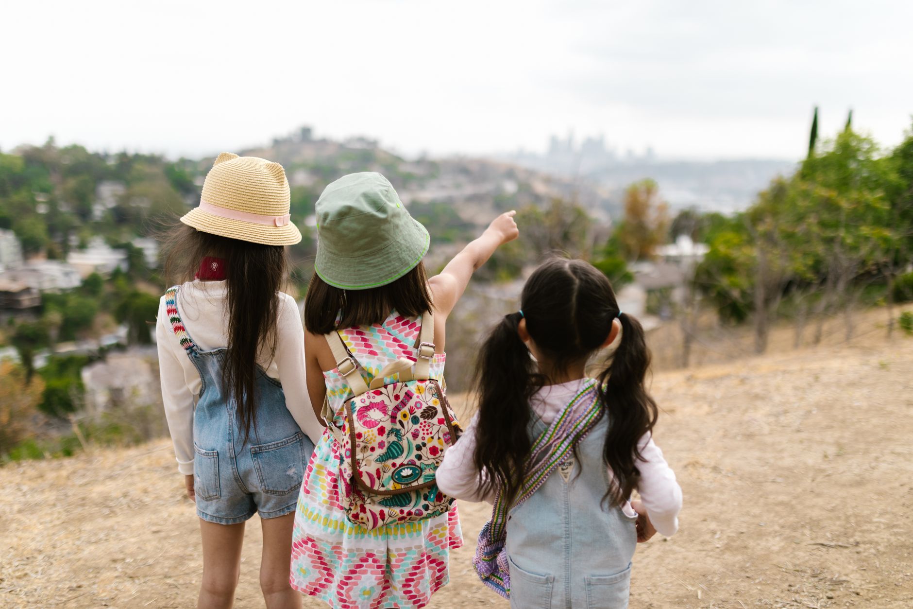 Enfants en randonnée familiale par temps chaud, équipement adapté