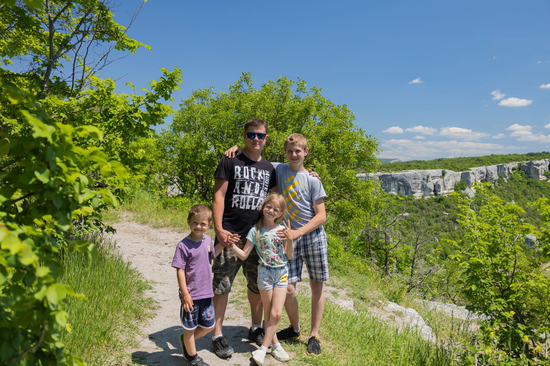 Sentier ombragé idéal pour randonner avec des enfants en été
