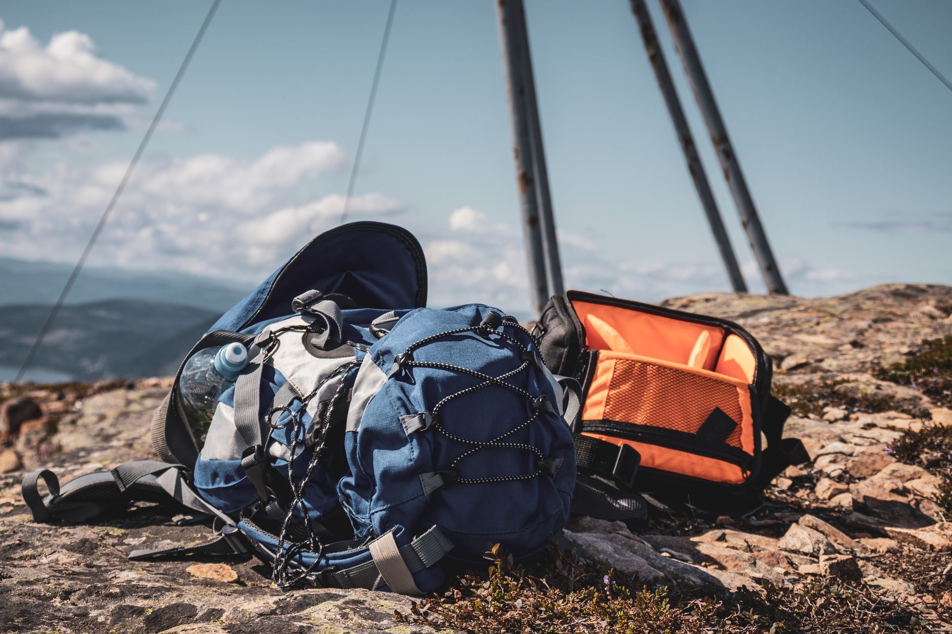 Sac de randonnee pose sur un rocher en montagne