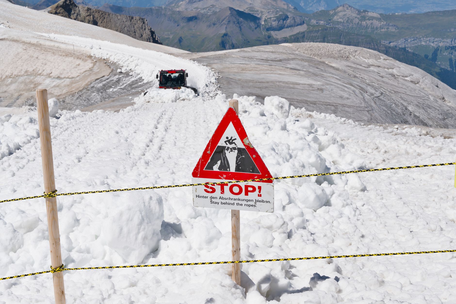 Panneau de signalisation de risque avalanche sur un sentier alpin