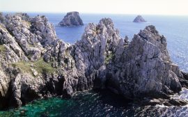 Falaises rocheuses et mer bleue sur la presqu'île de Crozon, Finistère