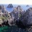Falaises rocheuses et mer bleue sur la presqu'île de Crozon, Finistère