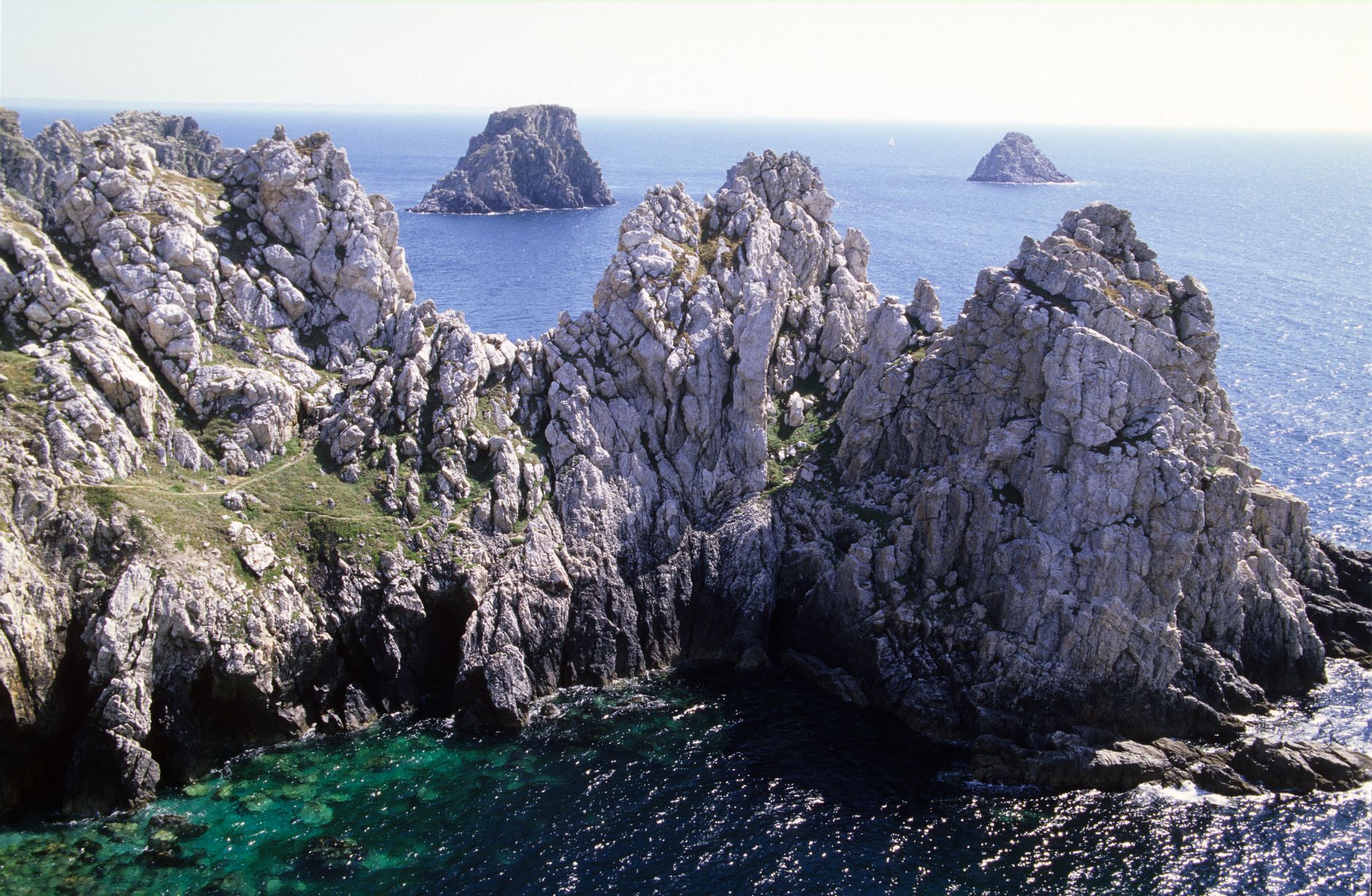 Falaises rocheuses et mer bleue sur la presqu'île de Crozon, Finistère