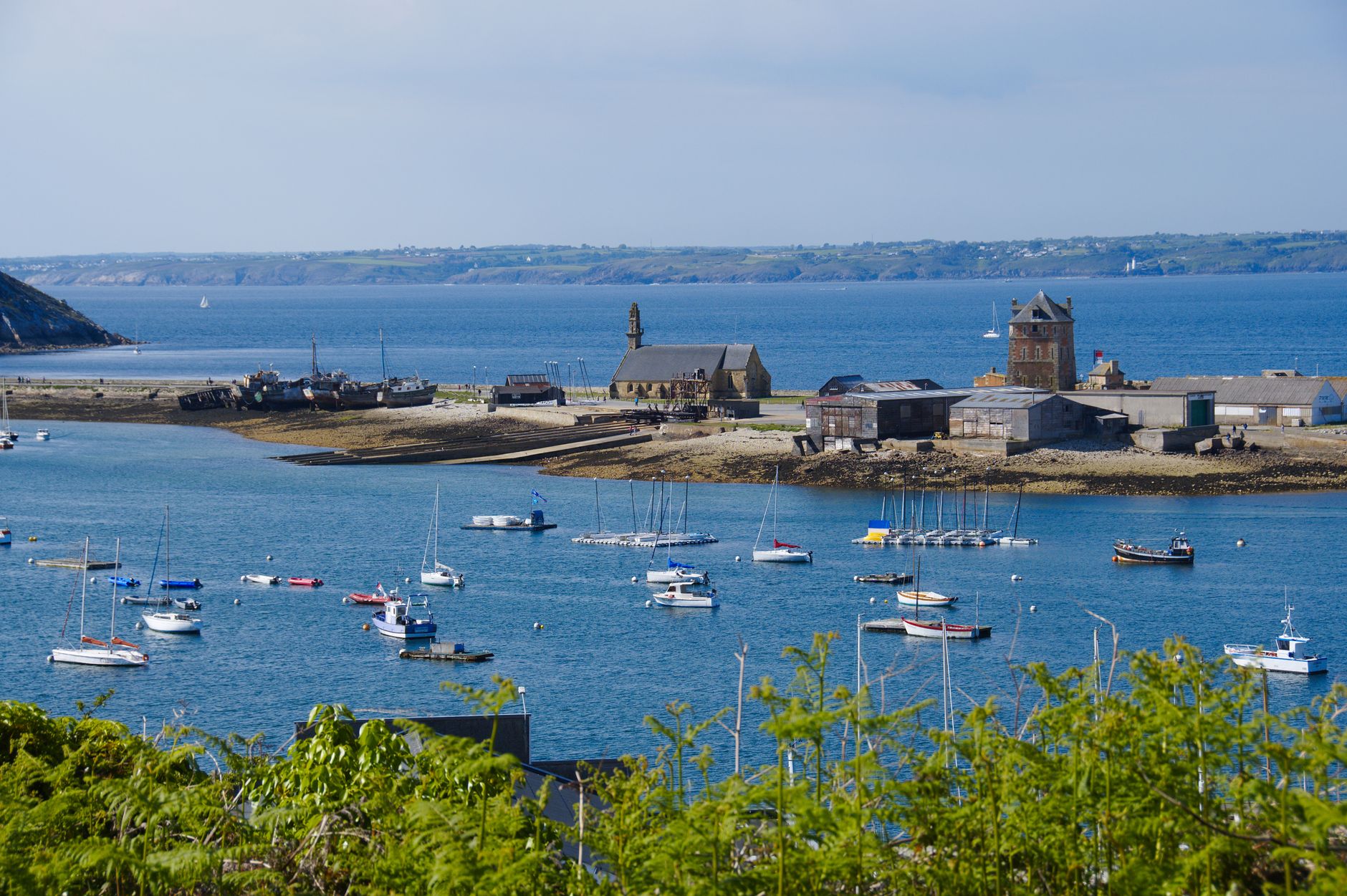 Le port de Camaret-sur-Mer et le Sillon, avec la tour Vauban ocre et la chapelle de Rocamadour