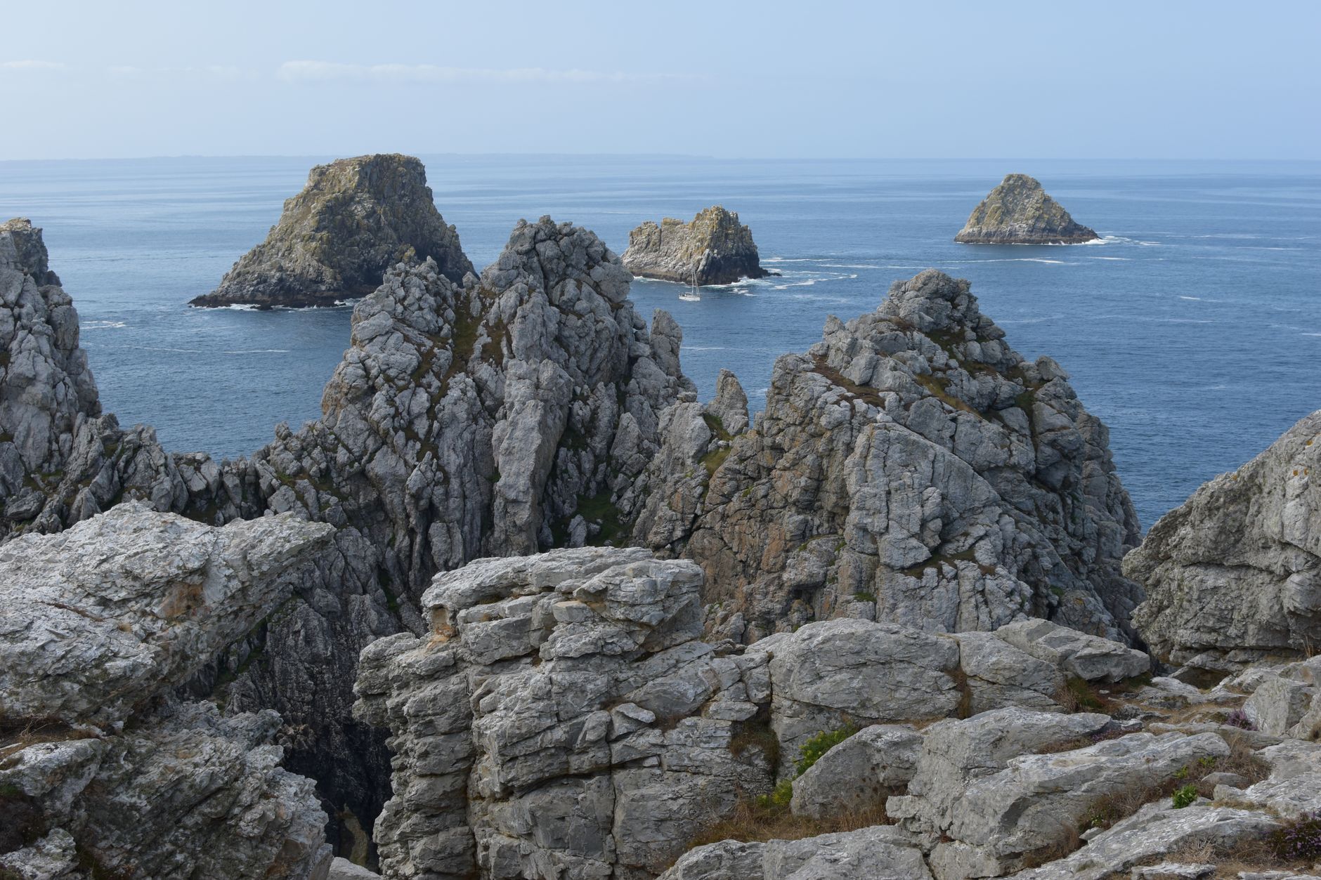 Chaos rocheux de la pointe de Pen-Hir et îlots alignés au large, à Camaret-sur-Mer