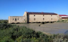 Ancien moulin à marée en pierre à El Puerto de Santa María (Andalousie), arches du soubassement au-dessus d'un chenal envasé à marée basse