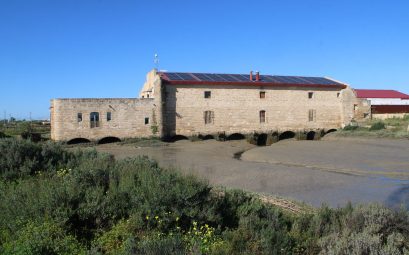 Ancien moulin à marée en pierre à El Puerto de Santa María (Andalousie), arches du soubassement au-dessus d'un chenal envasé à marée basse